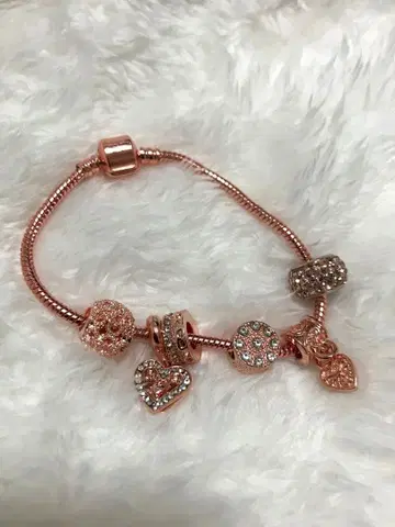 로즈 골드 x 크리스탈 참 팔찌 고급 디자인