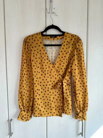 머스타드 꽃무늬 랩 블라우스 긴팔