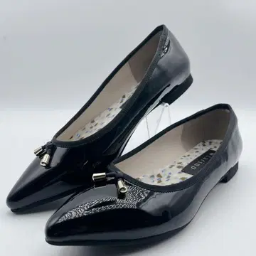 새상품급 카리노 우천 겸용 스틸레토 에나멜 플랫 펌프스 블랙 23