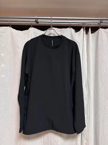 데상트 올테라인 I/O 블랙 긴팔 티셔츠