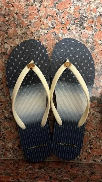 비치 샌들 네이비와 화이트