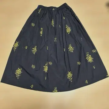 누메 네이비 꽃무늬 플레어 롱 스커트