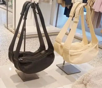 COS 블랙 크로스 가죽 바디백