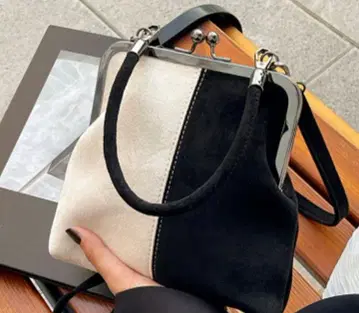 바이컬러 가마구치 숄더백 블랙과 베이지