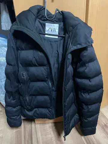 ZARA 블랙 다운 자켓 후드 부착