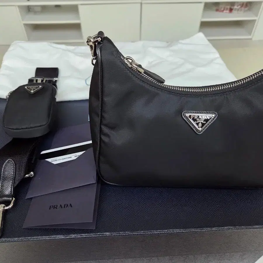 Authentic) Prada Re-Edition 2005 Re-Nylon Hobo Bag Black Brand New