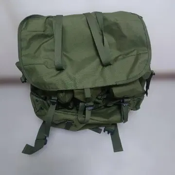 올리브 그린 백팩