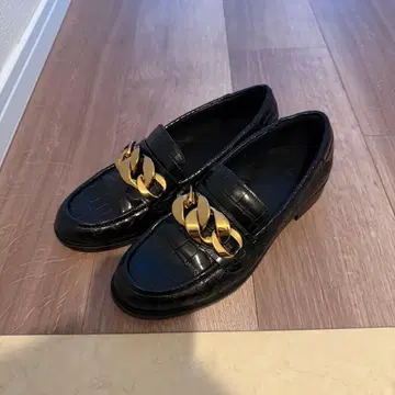 블랙 악어 엠보싱 로퍼 골드 체인 ZARA