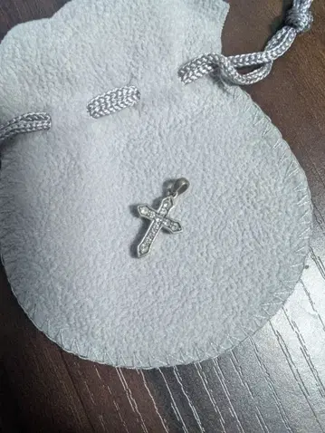 저스틴 데이비스 펜던트 탑