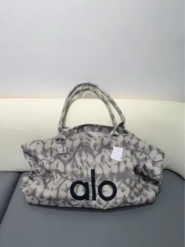 alo 토트백 타이 다이 패턴