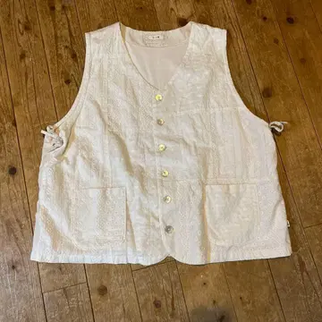 드럭 스토어즈 fu-ai F 자수 디자인 화이트 코튼 베스트