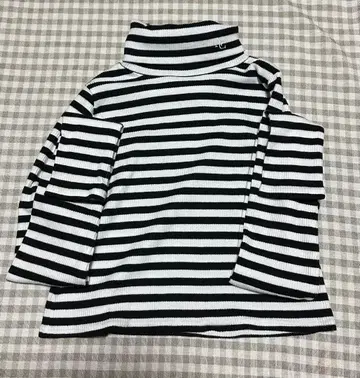 NICE CLAUP 스트라이프 터틀넥