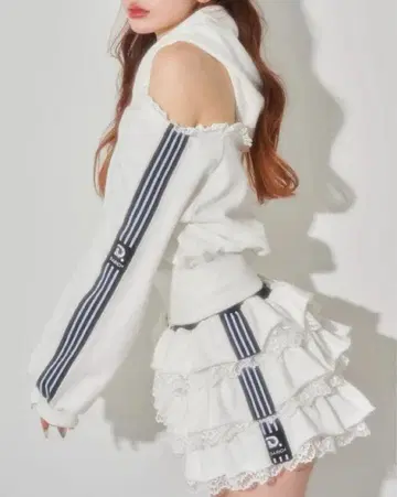 [택 포함 새상품] Darich 스포티 라인 프릴 미니 스커트 화이트