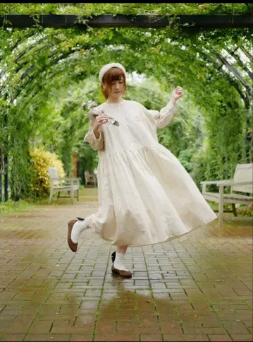 크림색 긴팔 롱 원피스 발레리나 자수