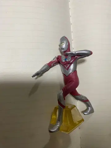 울트라맨 피규어 빨간색과 은색