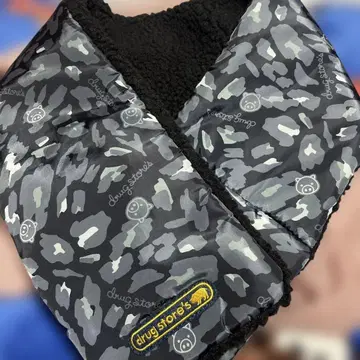 드럭스토어의 카모 패턴 머플러