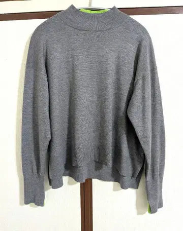 레이어드 스타일 그레이 하이넥 니트