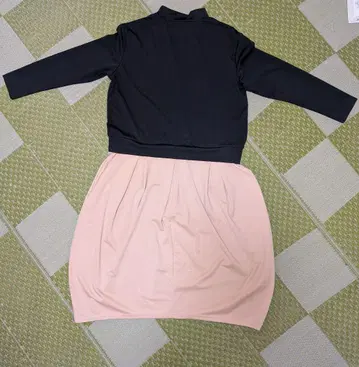 블랙 긴팔(9부 기장)과 베이지 원피스