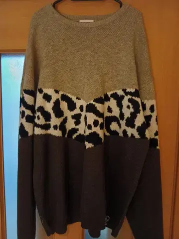 [ 코지 선수 착용 ] MAD BRO 레오파드 무늬 니트 스웨터