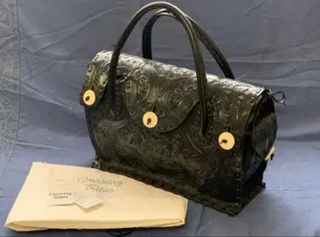 카빙 라이브스 블랙 가죽 토트백