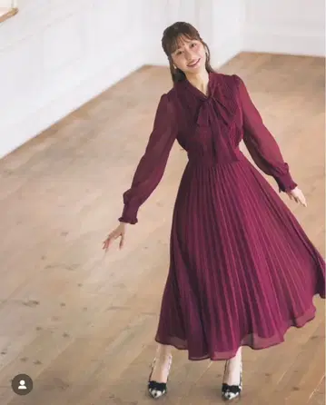 [새상품] 라인 레이스 x 핀턱 보타이 리본 플리츠 원피스 보르도