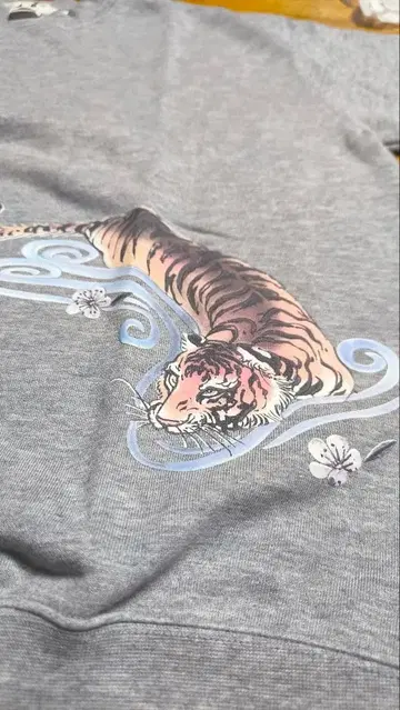 호랑이와 꽃 디자인 맨투맨