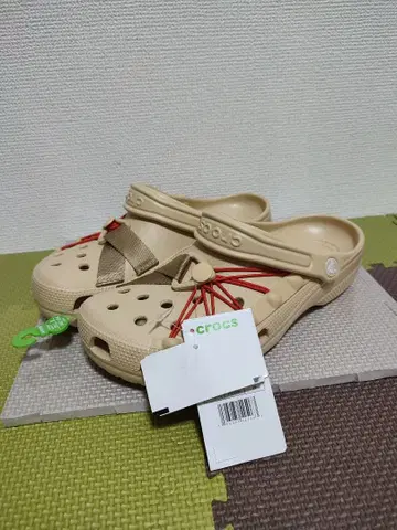 crocs 베이지 스트랩 클로그 샌들