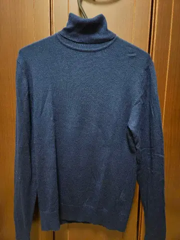 네이비 터틀넥 니트