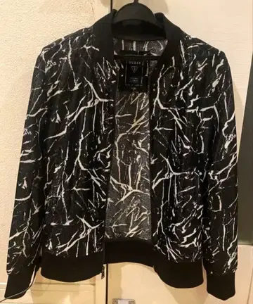 GUESS 마블 무늬 점퍼