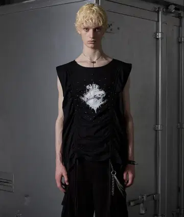 [ GRANCY ] 셔링 디자인 큐빅 그래픽 슬리브리스 T