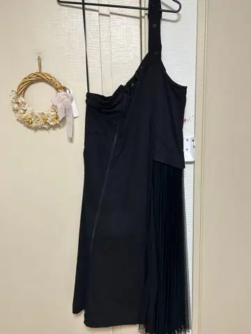 AULA AILA 블랙 한쪽 어깨 스트랩 플리츠 스커트