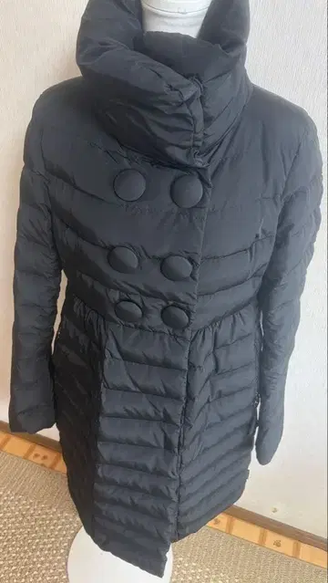 MONCLER 버튼 블랙 다운 코트