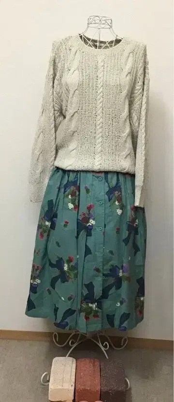 꽃무늬 스커트와 니트 스웨터 세트