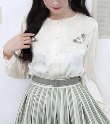 Fi.n.t 핀트 리본 자수 빅 칼라 블라우스