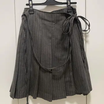 Ba-tsu. 그레이 스트라이프 플리츠 스커트 리본 끈 랩 스커트