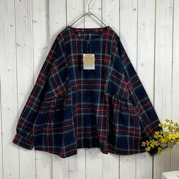 새상품 절개 블라우스 노카라 플레어  소재 네이비 레드 M~L