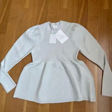 러브티크 봉봉 택 포함 페플럼 라메 니트 실버