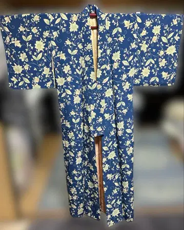 파란색 꽃무늬 기모노