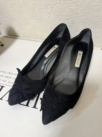 DIANA 블랙 스틸레토 플랫슈즈 리본