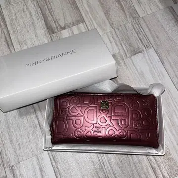PINKY&DIANNE 엠보싱 로고 장지갑 와인 레드