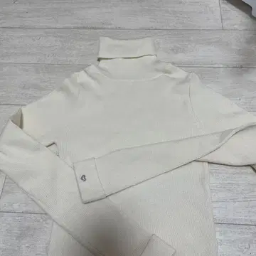 아이보리 터틀넥 스웨터