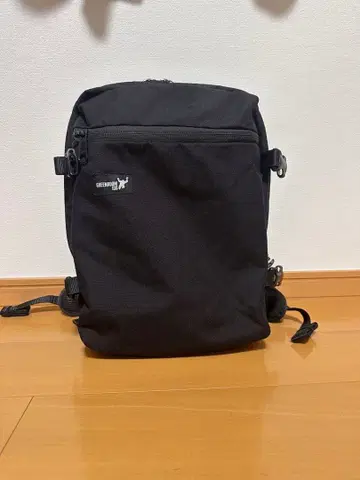 블랙의 심플한 백팩