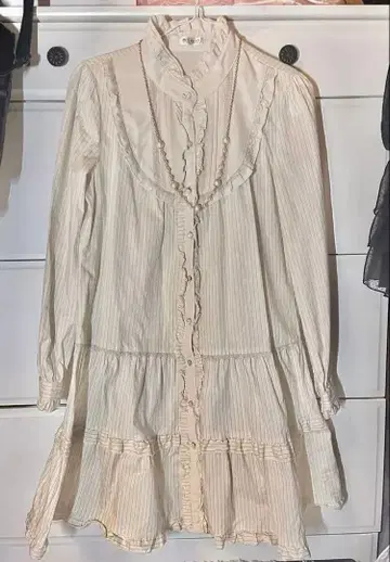 axes femme 엑시즈팜 화이트 프릴 원피스