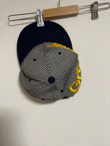 Groovy 자수 네이비 체크 캡