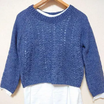 부즈루드 무늬뜨기 크롭 니트 네이비