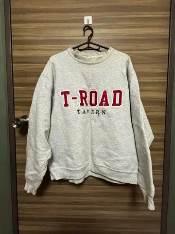 T-ROAD TAVERN 그레이 맨투맨