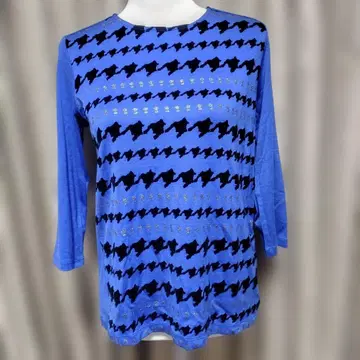 PICONE 블루 바탕에 특수 가공된 블랙/실버 패턴을 더한 반소매 상의