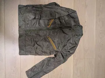 올리브 그린 나일론 자켓