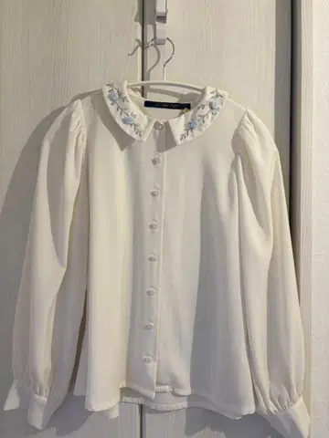 an another angelus 로즈 모티브 자수 카라 블라우스