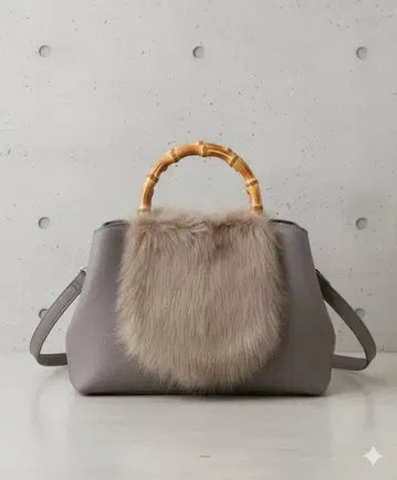 COUP DE CHANCE 퍼가 달린 대나무 핸들 토트백 그레이